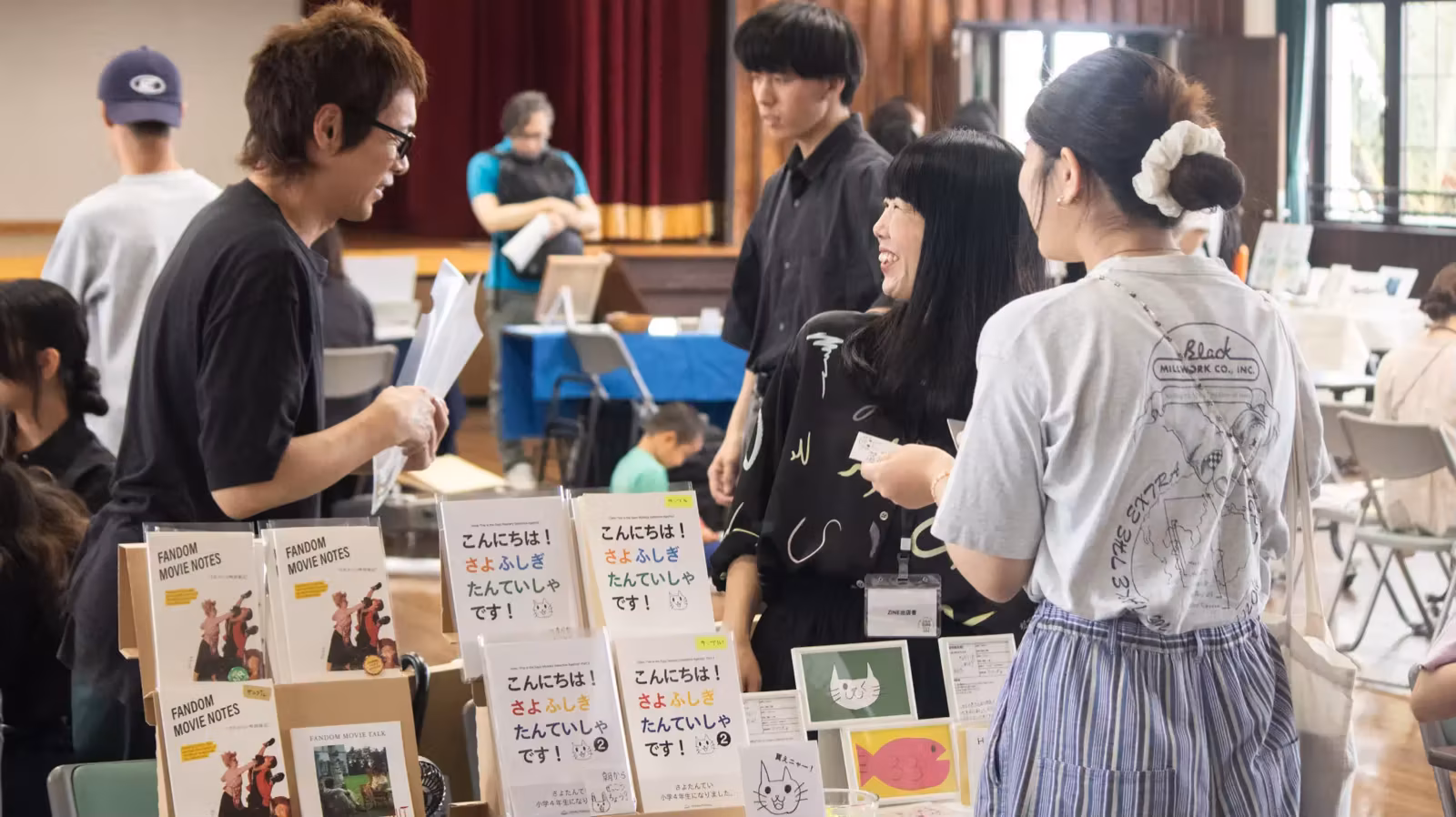 過去開催の会場風景。ブースの前で出展者と来場者が談笑している