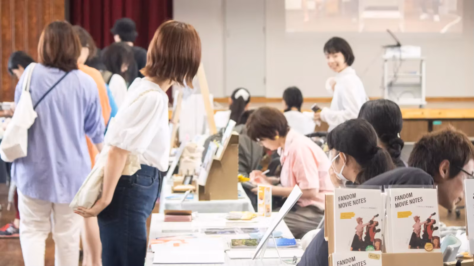 過去開催の会場風景。長机に並んだZINEを来場者が眺めている