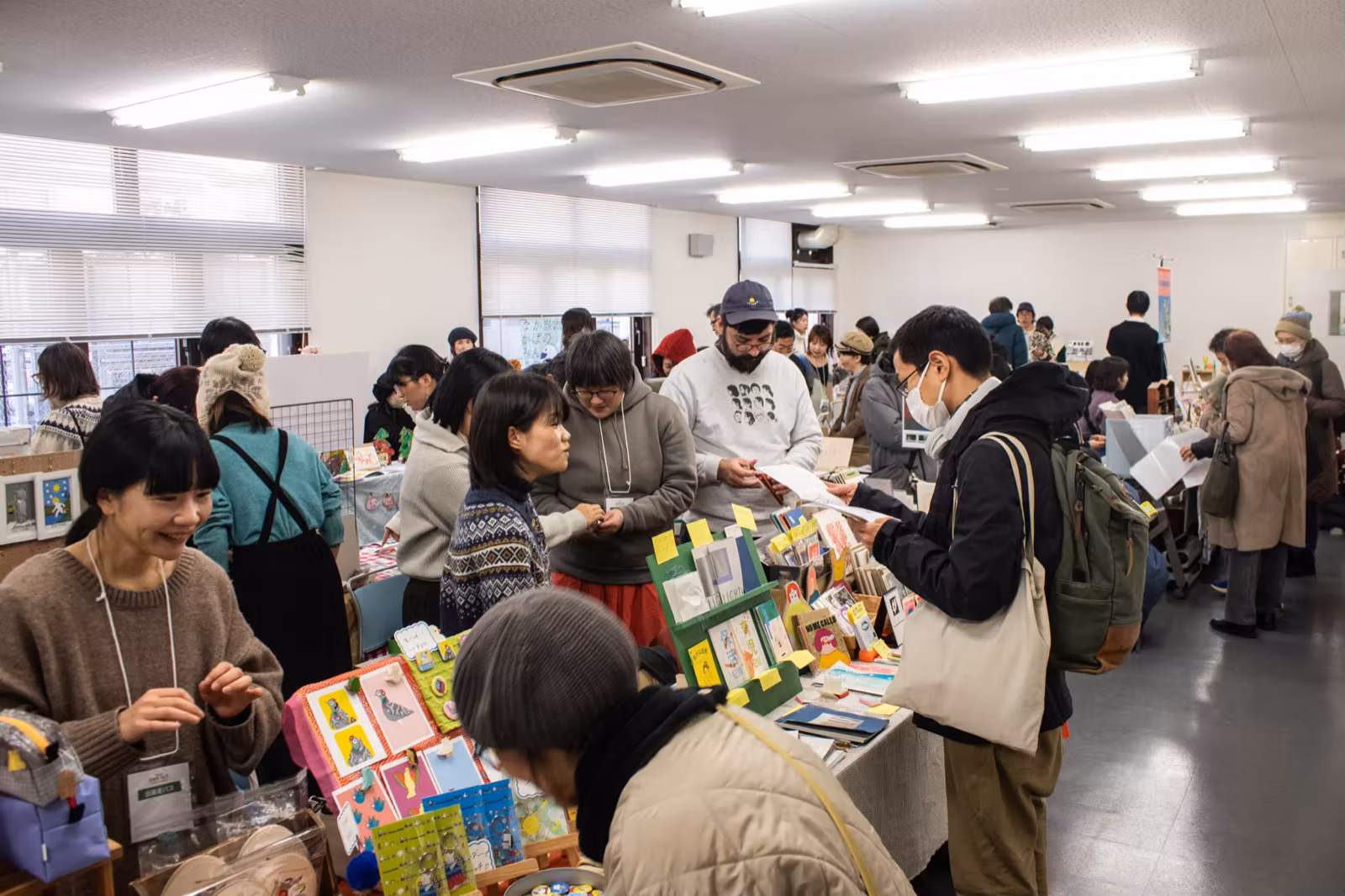 会場の通路いっぱいに来場者が並び、ブースの本やZINEを眺めている