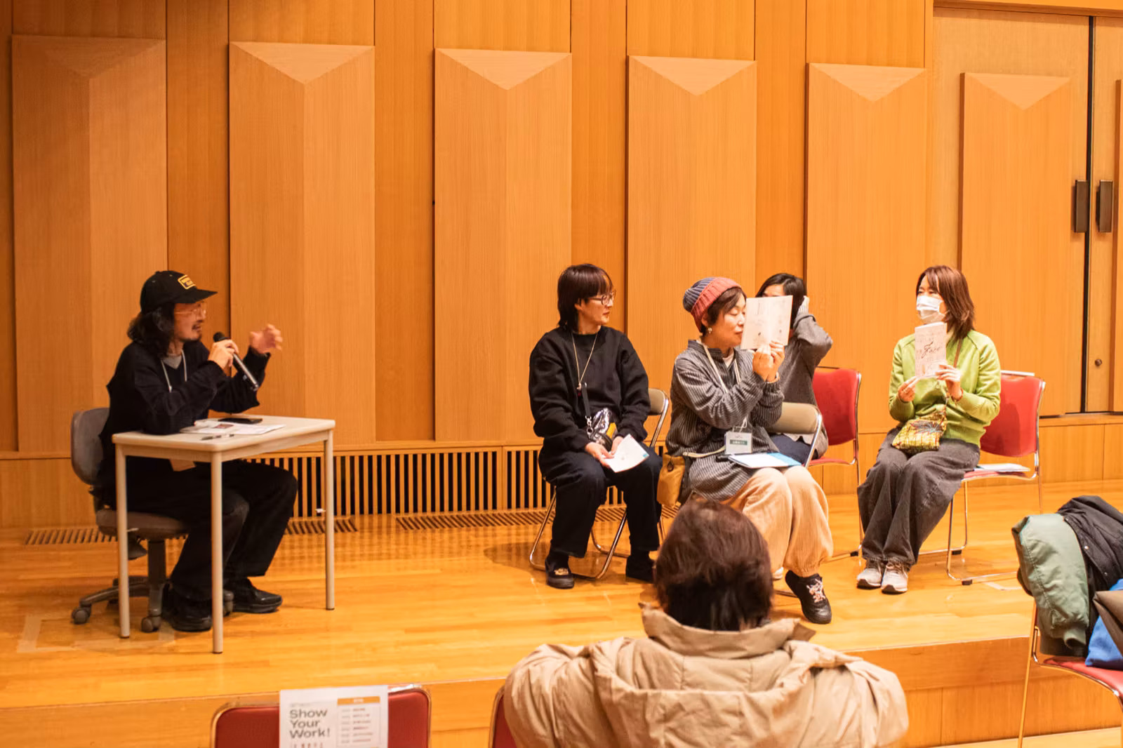 会場ステージで椅子を並べ、マイクを手に出展者が語り合っているZINE Radio!!!の様子