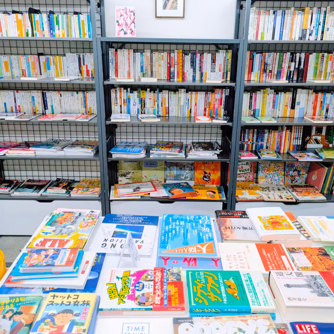 書店の棚と平台に並ぶ雑誌や書籍