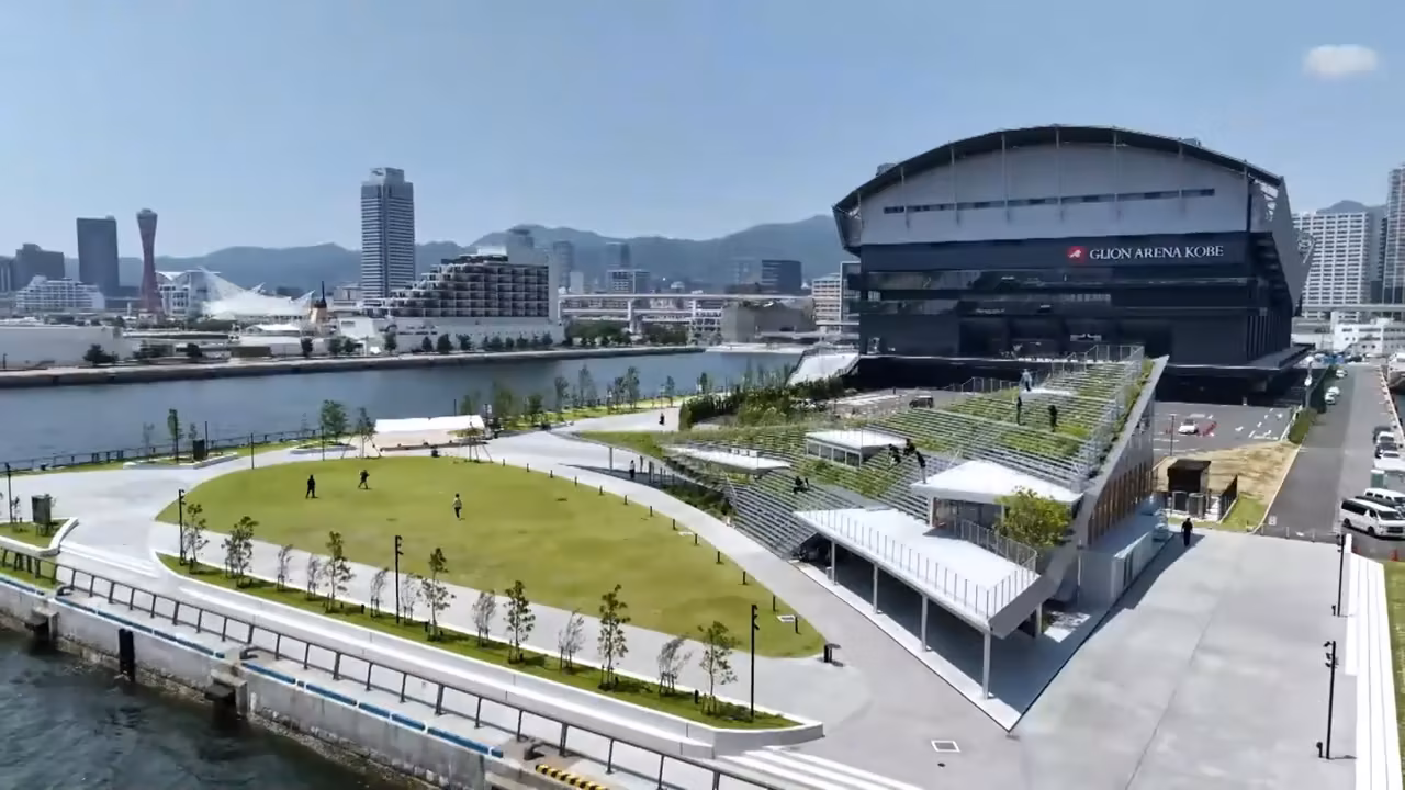 TOTTEI PARK を上空から見た風景。海沿いの芝生広場の奥にジーライオンアリーナ神戸が建つ